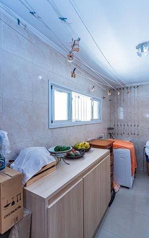 Casa à venda com 270m², 5 quartos e 3 vagas Casa à venda com 270m², 5 quartos e 3 vagasÁrea de Serviço