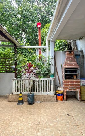 Casa à venda com 305m², 4 quartos e 2 vagas Casa à venda com 305m², 4 quartos e 2 vagasQuintal