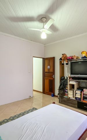 Casa à venda com 305m², 4 quartos e 2 vagas Casa à venda com 305m², 4 quartos e 2 vagasQuarto 4