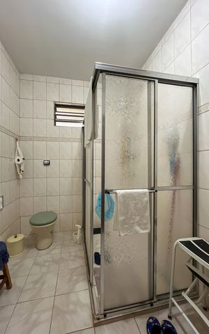 Casa à venda com 305m², 4 quartos e 2 vagas Casa à venda com 305m², 4 quartos e 2 vagasBanheiro
