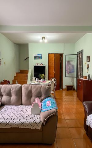Casa à venda com 305m², 4 quartos e 2 vagas Casa à venda com 305m², 4 quartos e 2 vagasSala