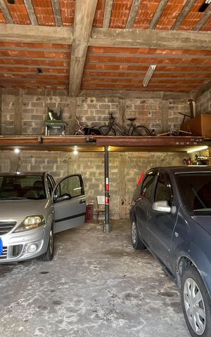 Casa à venda com 305m², 4 quartos e 2 vagas Casa à venda com 305m², 4 quartos e 2 vagasGaragem