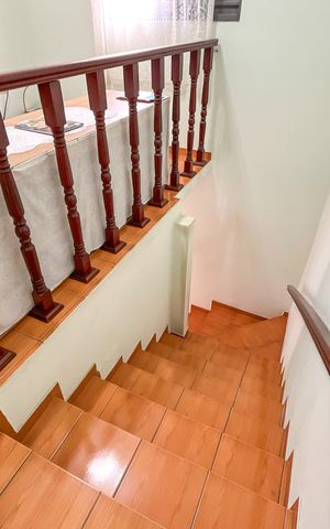Casa à venda com 305m², 4 quartos e 2 vagas Casa à venda com 305m², 4 quartos e 2 vagasHall