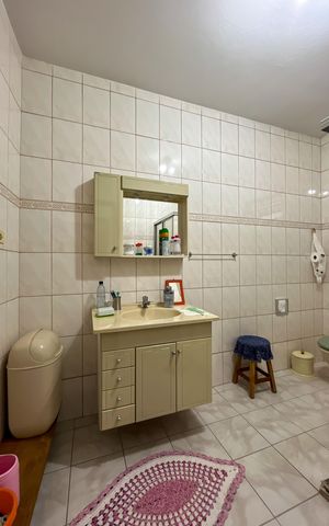 Casa à venda com 305m², 4 quartos e 2 vagas Casa à venda com 305m², 4 quartos e 2 vagasBanheiro