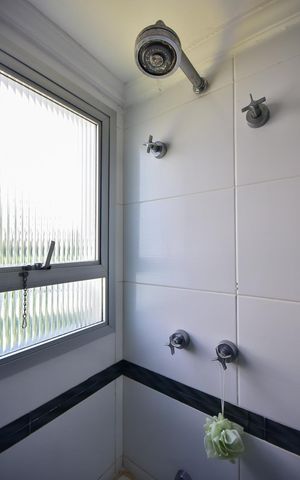 Apartamento para alugar com 120m², 3 quartos e 2 vagasChuveiro do Banheiro da Suíte 2