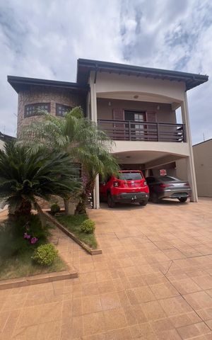 Casa à venda com 259m², 3 quartos e 6 vagas Casa à venda com 259m², 3 quartos e 6 vagasFachada