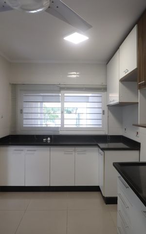Casa à venda com 285m², 4 quartos e 3 vagasCozinha