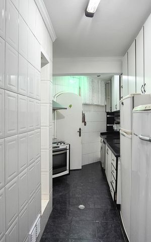 Casa à venda com 450m², 4 quartos e 2 vagasCozinha - Armários