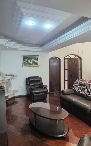 Casa à venda com 450m², 4 quartos e 2 vagasSala