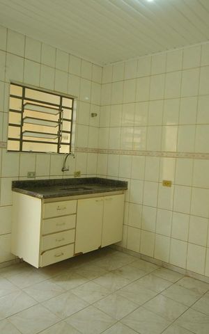 Casa para alugar com 110m², 2 quartos e 2 vagasCozinha 
