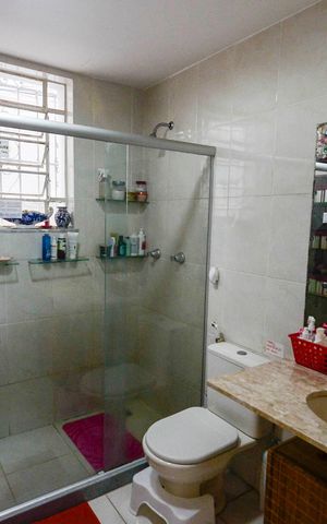 Casa à venda com 225m², 4 quartos e 2 vagas Casa à venda com 225m², 4 quartos e 2 vagasBanheiro 2