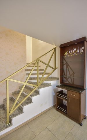 Casa de condomínio para alugar com 200m², 4 quartos e 2 vagasEscada