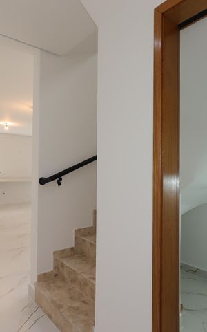 Casa à venda com 200m², 4 quartos e 4 vagasCorredor piso inferior