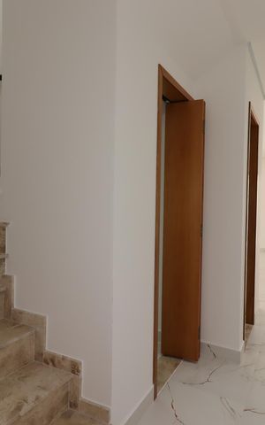 Casa à venda com 200m², 4 quartos e 4 vagasCorredor piso inferior