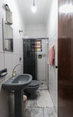 Casa à venda com 300m², 4 quartos e 3 vagasBanheiro Casa 1