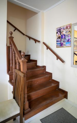 Casa à venda com 125m², 2 quartos e 2 vagasEscada