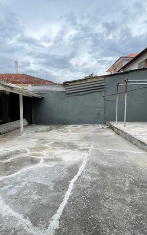 Casa à venda com 250m², 2 quartos e 4 vagas Casa à venda com 250m², 2 quartos e 4 vagasQuintal