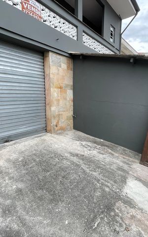 Casa à venda com 250m², 2 quartos e 4 vagas Casa à venda com 250m², 2 quartos e 4 vagasGaragem