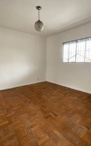 Casa à venda com 250m², 2 quartos e 4 vagas Casa à venda com 250m², 2 quartos e 4 vagasSala