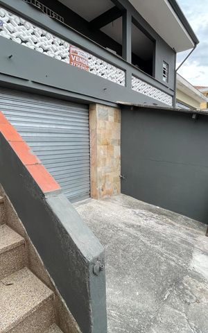 Casa à venda com 250m², 2 quartos e 4 vagas Casa à venda com 250m², 2 quartos e 4 vagasGaragem
