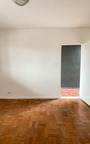 Casa à venda com 250m², 2 quartos e 4 vagas Casa à venda com 250m², 2 quartos e 4 vagasSala