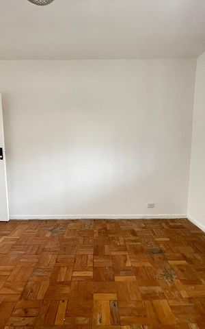 Casa à venda com 250m², 2 quartos e 4 vagas Casa à venda com 250m², 2 quartos e 4 vagasSala