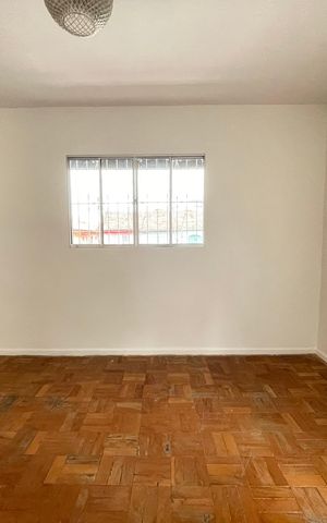 Casa à venda com 250m², 2 quartos e 4 vagas Casa à venda com 250m², 2 quartos e 4 vagasSala