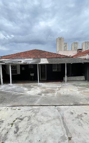 Casa à venda com 250m², 2 quartos e 4 vagas Casa à venda com 250m², 2 quartos e 4 vagasQuintal