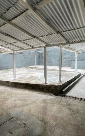 Casa à venda com 250m², 2 quartos e 4 vagas Casa à venda com 250m², 2 quartos e 4 vagasQuintal