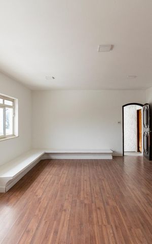 Casa à venda com 370m², 5 quartos e 3 vagas Casa à venda com 370m², 5 quartos e 3 vagasSala de estar