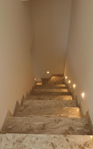 Casa à venda com 220m², 3 quartos e 6 vagasEscada