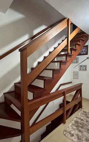 Casa à venda com 150m², 4 quartos e 2 vagas Casa à venda com 150m², 4 quartos e 2 vagasEscada