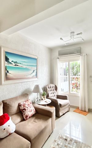 Casa à venda com 150m², 4 quartos e 2 vagas Casa à venda com 150m², 4 quartos e 2 vagasSala