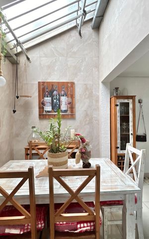 Casa à venda com 150m², 4 quartos e 2 vagas Casa à venda com 150m², 4 quartos e 2 vagasSala