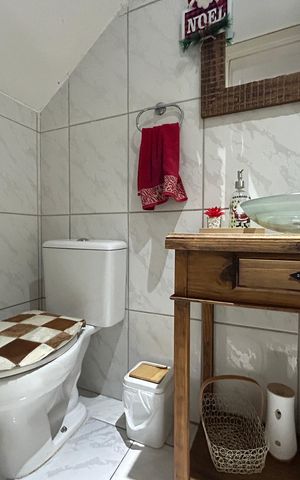 Casa à venda com 150m², 4 quartos e 2 vagas Casa à venda com 150m², 4 quartos e 2 vagasLavabo