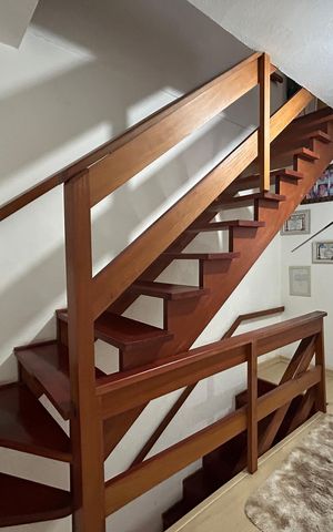 Casa à venda com 150m², 4 quartos e 2 vagas Casa à venda com 150m², 4 quartos e 2 vagasEscada