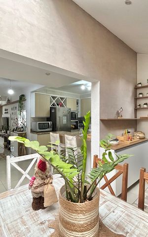 Casa à venda com 150m², 4 quartos e 2 vagas Casa à venda com 150m², 4 quartos e 2 vagasSala