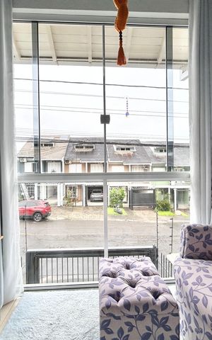 Casa à venda com 150m², 4 quartos e 2 vagas Casa à venda com 150m², 4 quartos e 2 vagasSuíte
