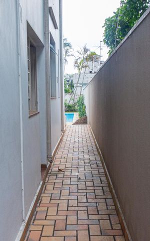 Casa à venda com 452m², 5 quartos e 5 vagas Casa à venda com 452m², 5 quartos e 5 vagasCorredor