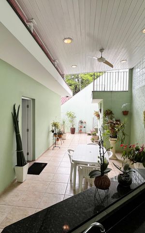 Casa à venda com 317m², 4 quartos e 4 vagas Casa à venda com 317m², 4 quartos e 4 vagasQuintal Gourmet