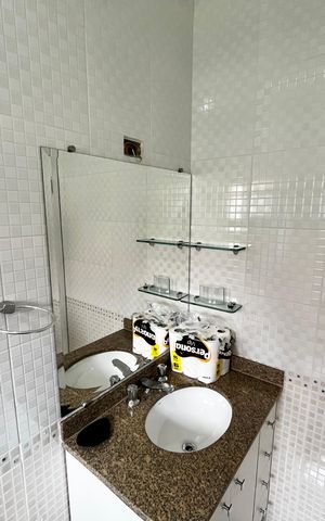 Casa à venda com 317m², 4 quartos e 4 vagas Casa à venda com 317m², 4 quartos e 4 vagasBanheiro da Suíte 2