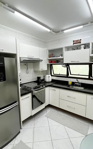 Casa à venda com 317m², 4 quartos e 4 vagas Casa à venda com 317m², 4 quartos e 4 vagasCozinha