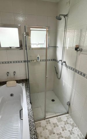 Casa à venda com 317m², 4 quartos e 4 vagas Casa à venda com 317m², 4 quartos e 4 vagasBanheiro da Suíte 1