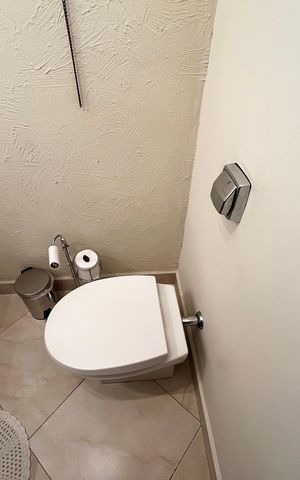 Casa à venda com 317m², 4 quartos e 4 vagas Casa à venda com 317m², 4 quartos e 4 vagasLavabo