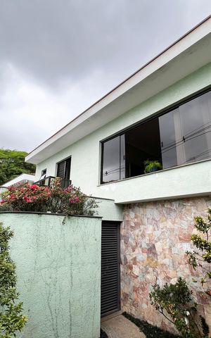 Casa à venda com 317m², 4 quartos e 4 vagas Casa à venda com 317m², 4 quartos e 4 vagasEntrada