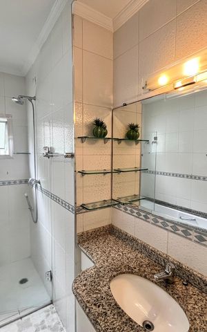 Casa à venda com 317m², 4 quartos e 4 vagas Casa à venda com 317m², 4 quartos e 4 vagasBanheiro da Suíte 1