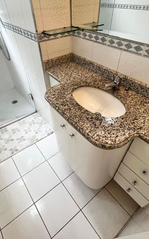 Casa à venda com 317m², 4 quartos e 4 vagas Casa à venda com 317m², 4 quartos e 4 vagasBanheiro da Suíte 1