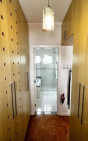 Casa à venda com 317m², 4 quartos e 4 vagas Casa à venda com 317m², 4 quartos e 4 vagasCloset da suíte 1