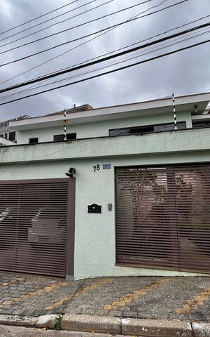 Casa à venda com 317m², 4 quartos e 4 vagas Casa à venda com 317m², 4 quartos e 4 vagasFachada