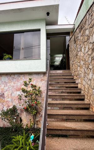 Casa à venda com 317m², 4 quartos e 4 vagas Casa à venda com 317m², 4 quartos e 4 vagasEntrada